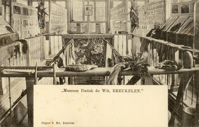 8830 Interieur van het Museum voor Land- en Volkenkunde naast het huis Slangevecht bij Breukelen: de grote zaal.